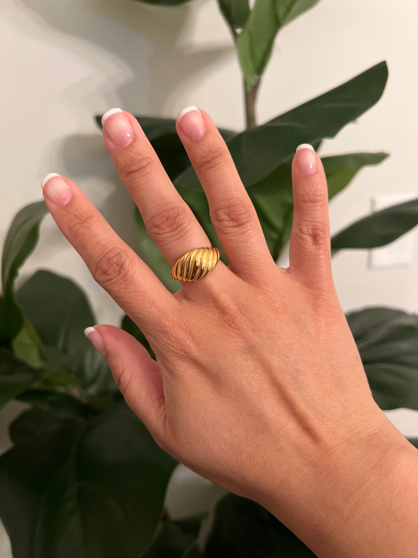 Croissant ring