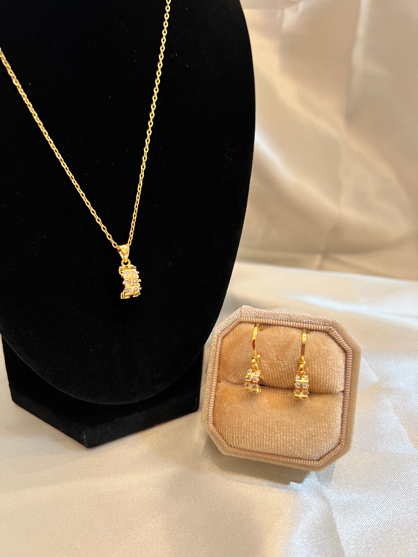 Katie necklace and earrings set